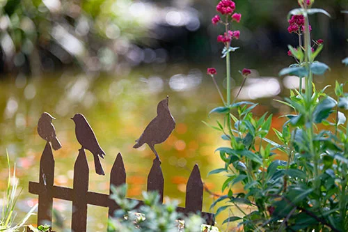 Décor d'oiseaux en métal au bord du bassin